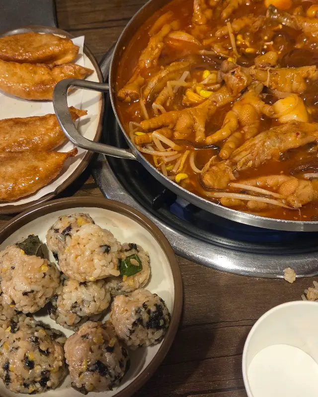 닭발 메뉴와 주먹밥, 만두튀김