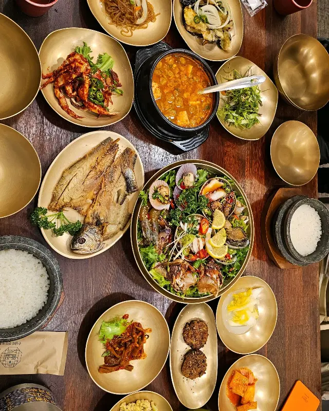 한 상 가득 차려진 뜰이있는집의 메뉴