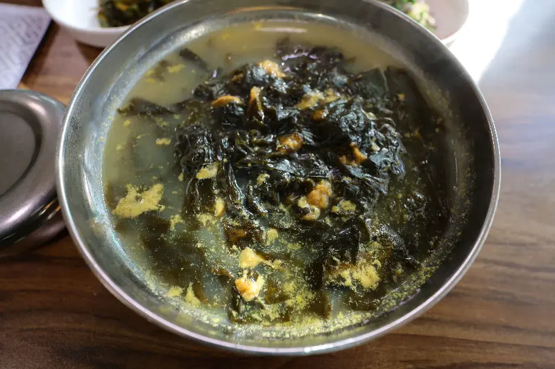 성게가 듬뿍 들어간 미역국