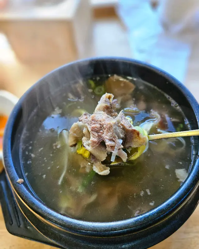 숟가락 위에 올려진 갈비와 당면