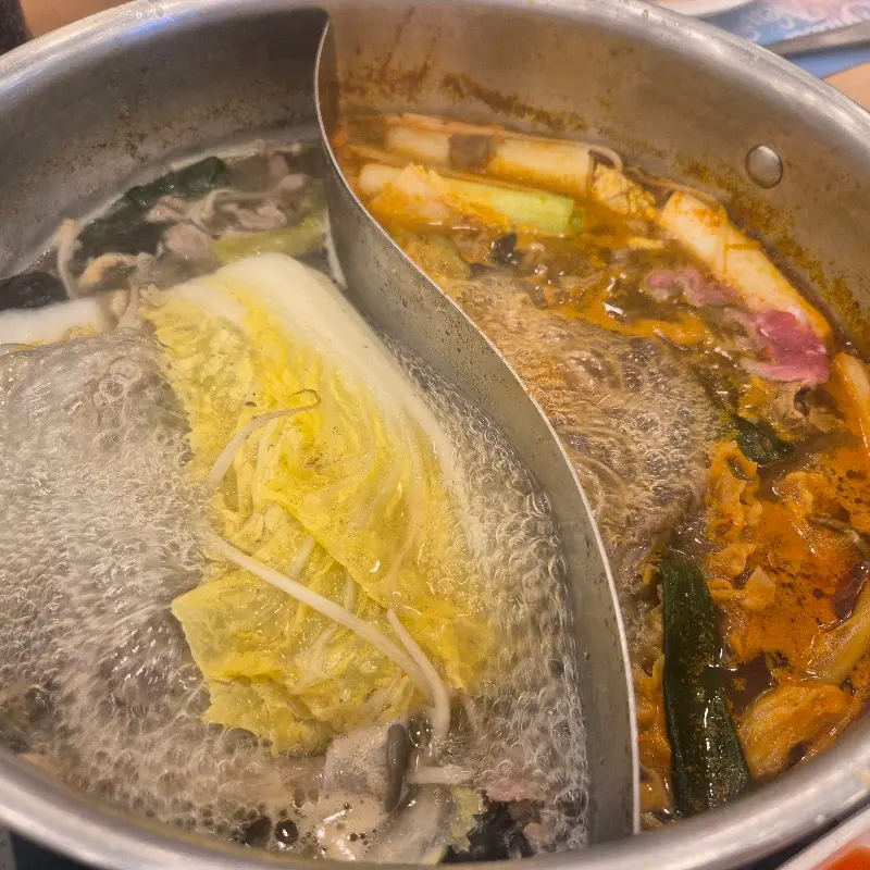 두 가지 육수를 한 번에 즐길 수 있는 반반 육수