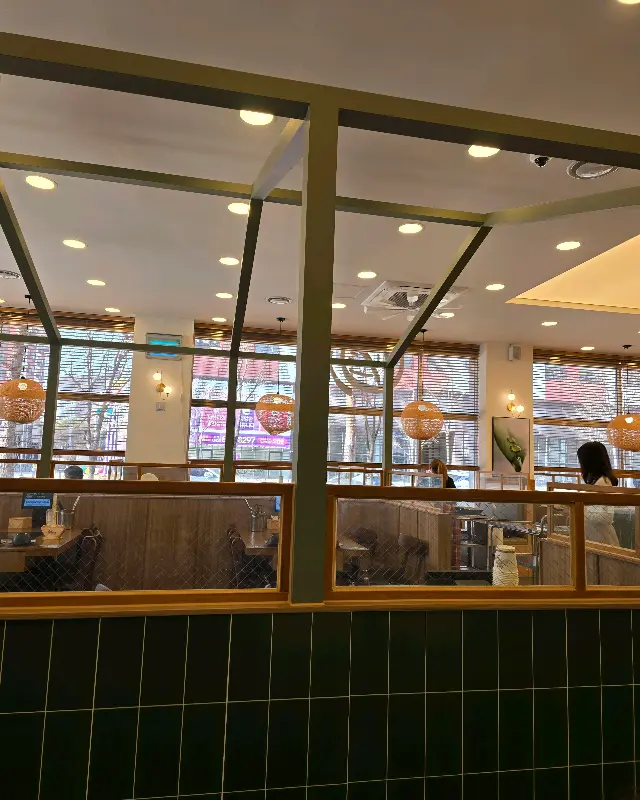 넓고 깔끔한 매장 내부