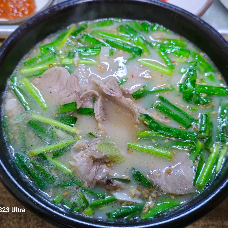파가 듬뿍 올려진 돼지국밥