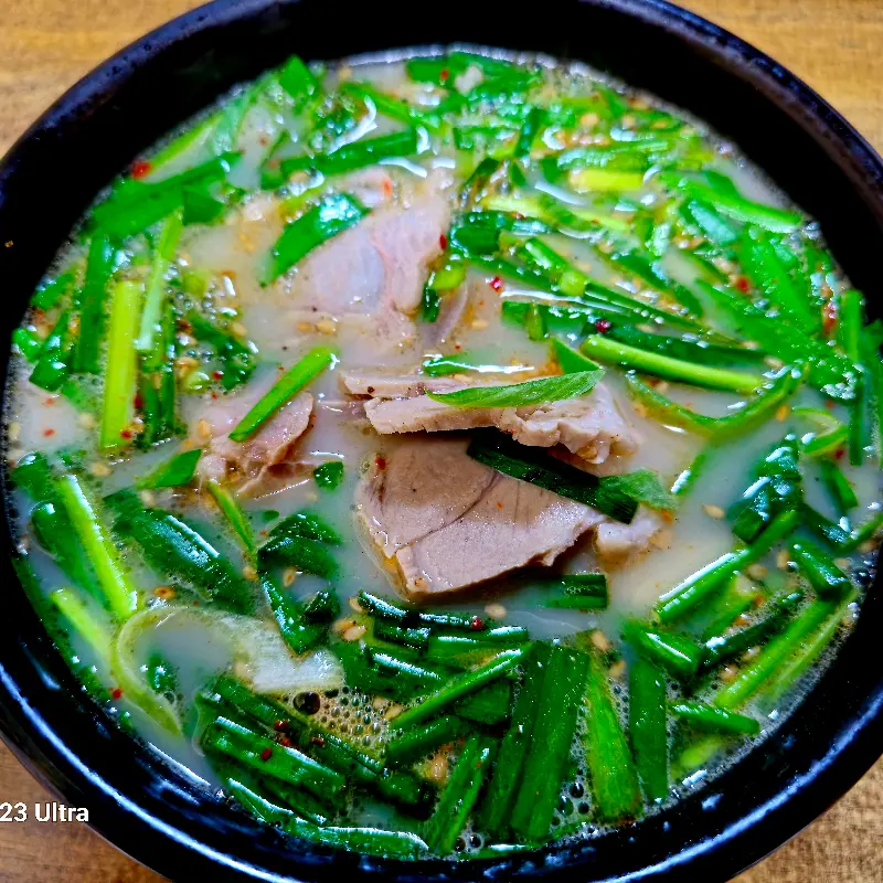 순대와 고기가 가득한 순대국밥