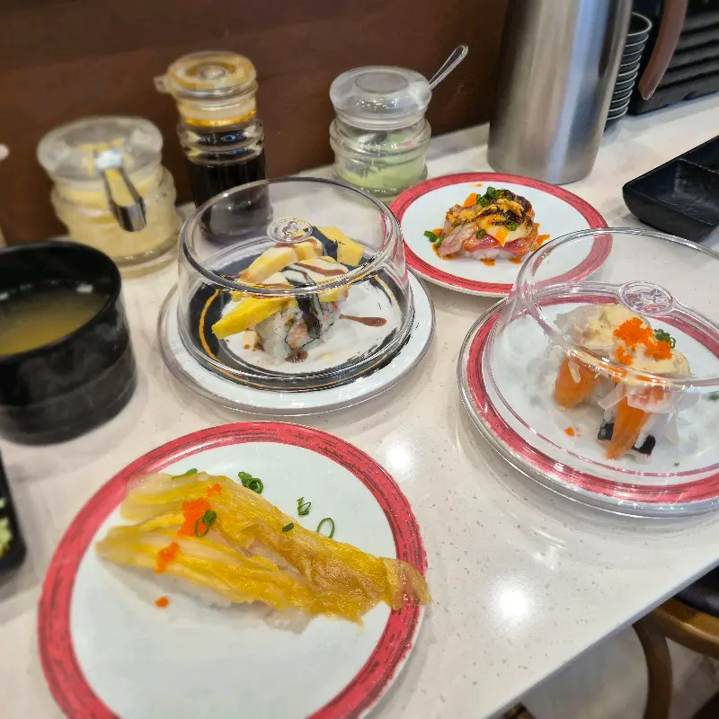 레일 위를 돌아가는 다양한 초밥들