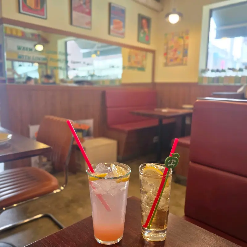 음료가 놓인 테이블