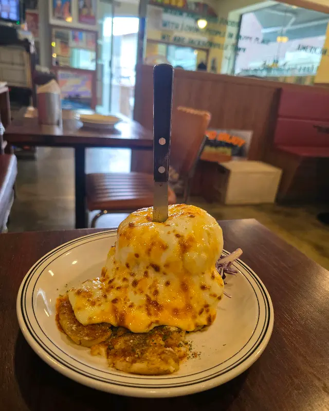 멜팅 치즈가 덮인 햄버거