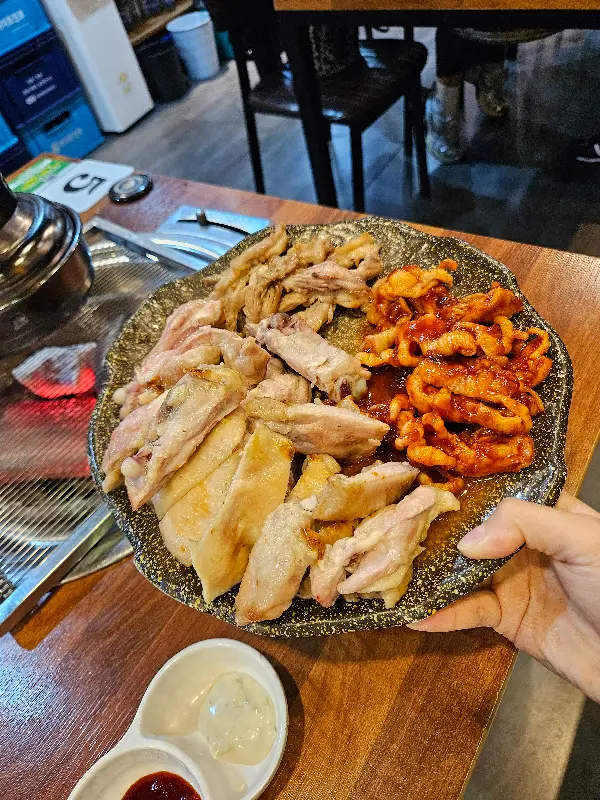 닭갈비, 소금구이, 닭목살 한 상 차림
