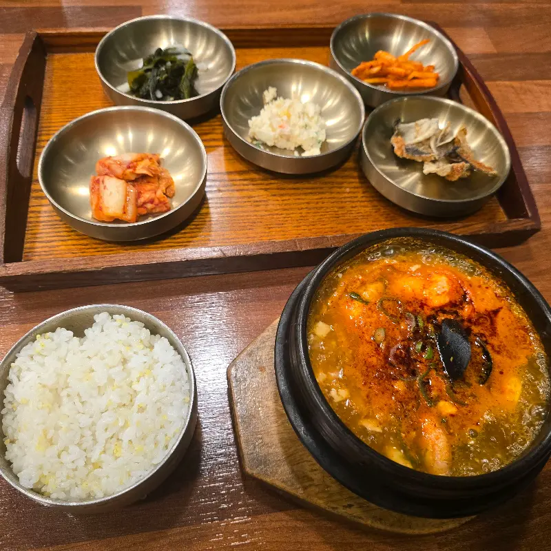 뚝배기 안에서 보글보글 끓는 청국장