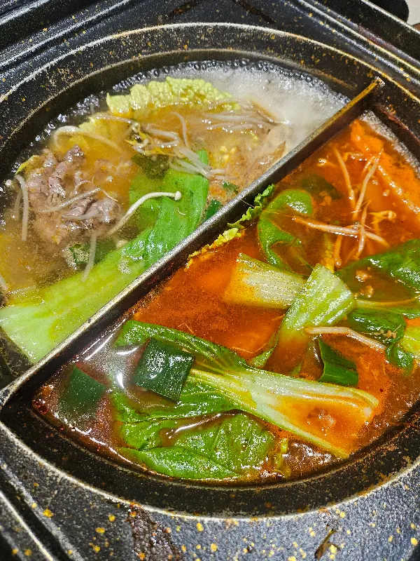 반반 육수의 샤브샤브