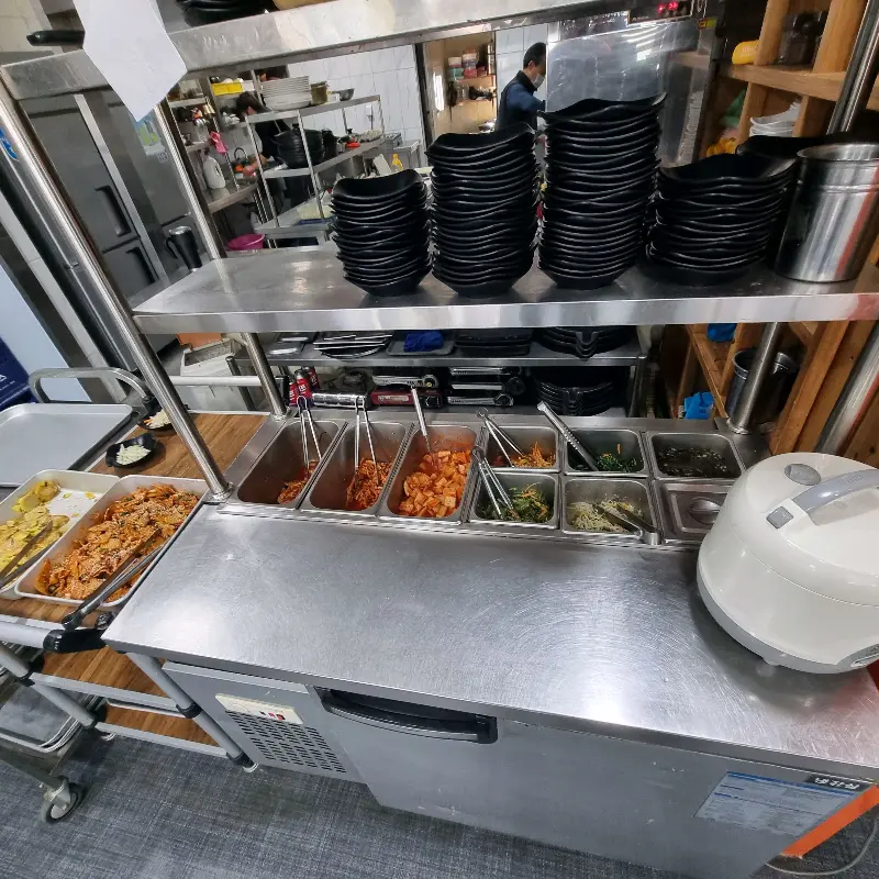 깔끔하게 정돈된 반찬 코너