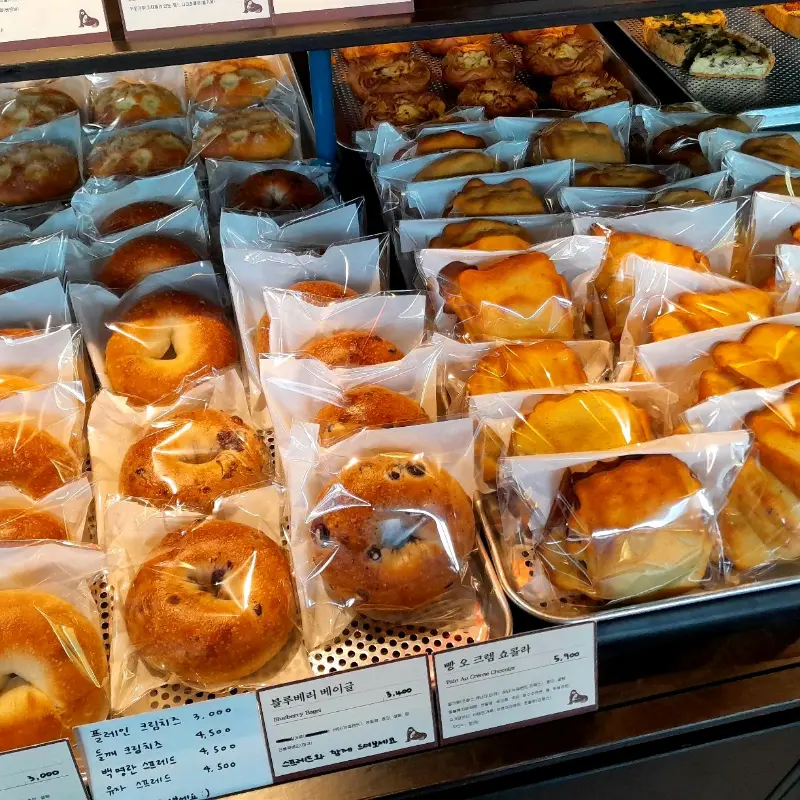 다양한 빵들이 진열된 모습