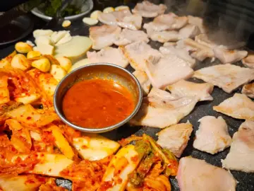 돌판 위 짜릿한 김치X고기, 하대동 석암생소금구이에서 찾는 진주 맛집의 정수