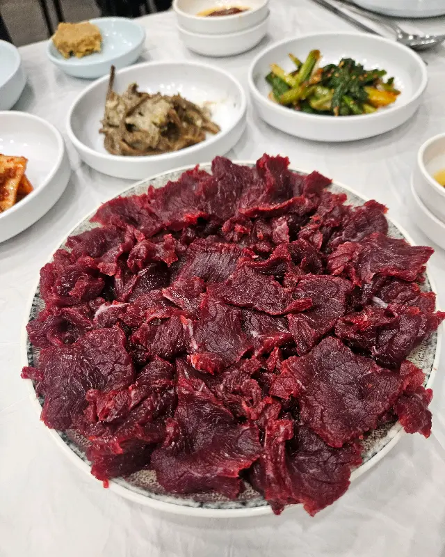 신선함이 눈으로 보이는 생고기 한 접시