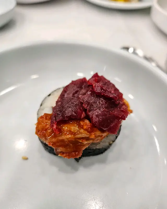 생고기 김밥의 환상적인 조합