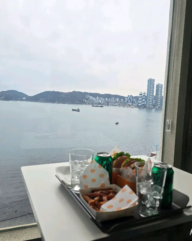 한상 가득 차려진 버거와 사이드 메뉴