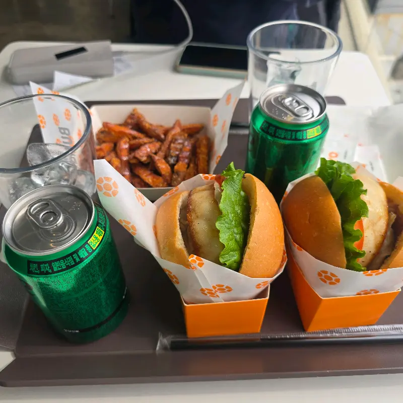 버거와 고구마 튀김, 음료의 조화