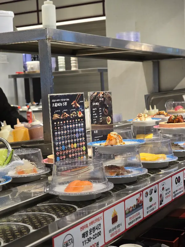 회전 레일 위 초밥들