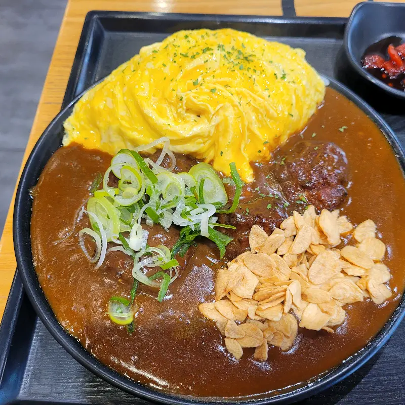 함박 스테이크와 계란이 올라간 카레의 먹음직스러운 모습