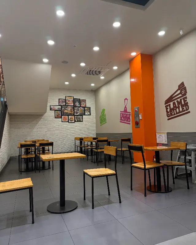 테이블과 의자가 놓여진 버거킹 매장 내부