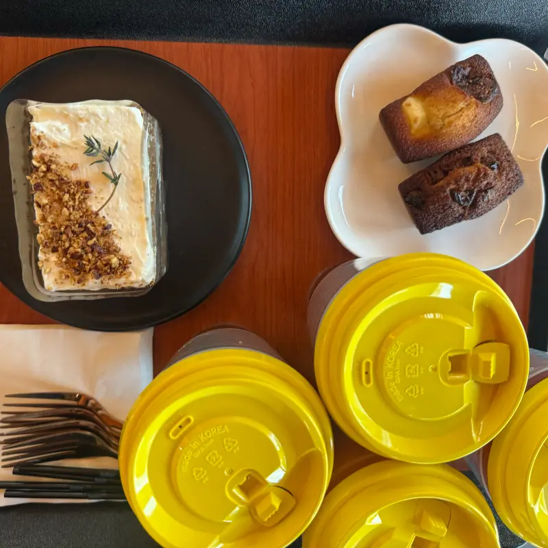 밤 티라미수 라떼와 초코 마들렌