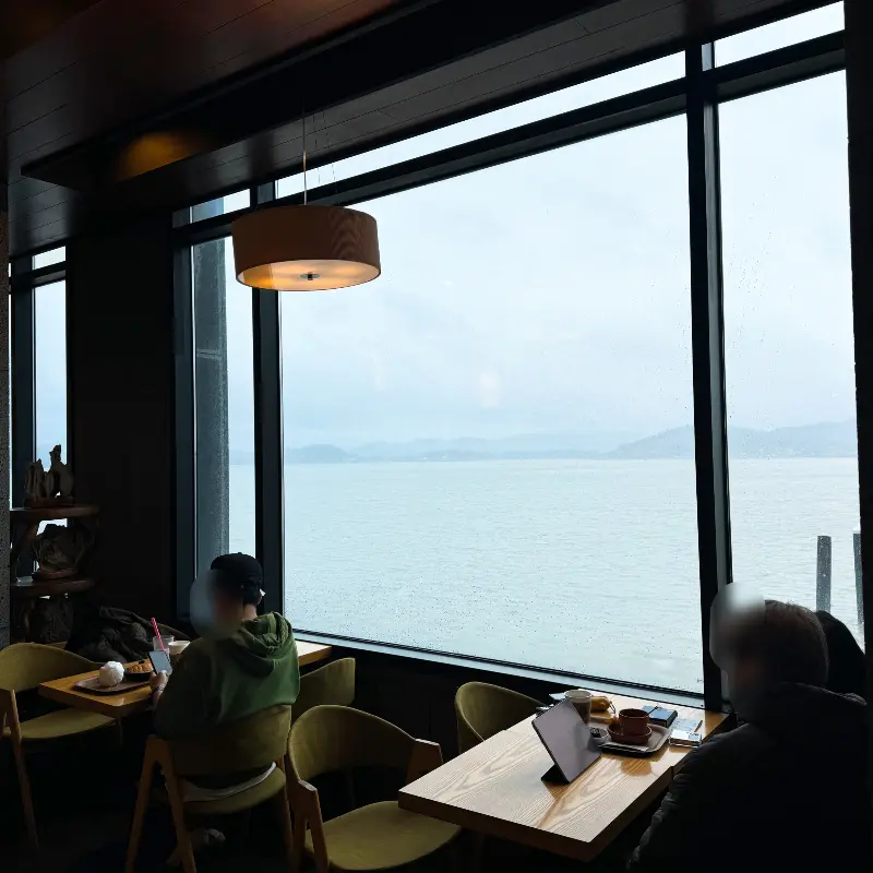 통창으로 보이는 바다