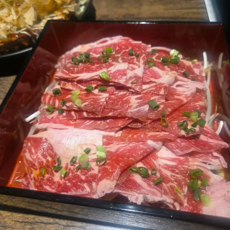 정갈하게 담겨 나온 스키야키 고기