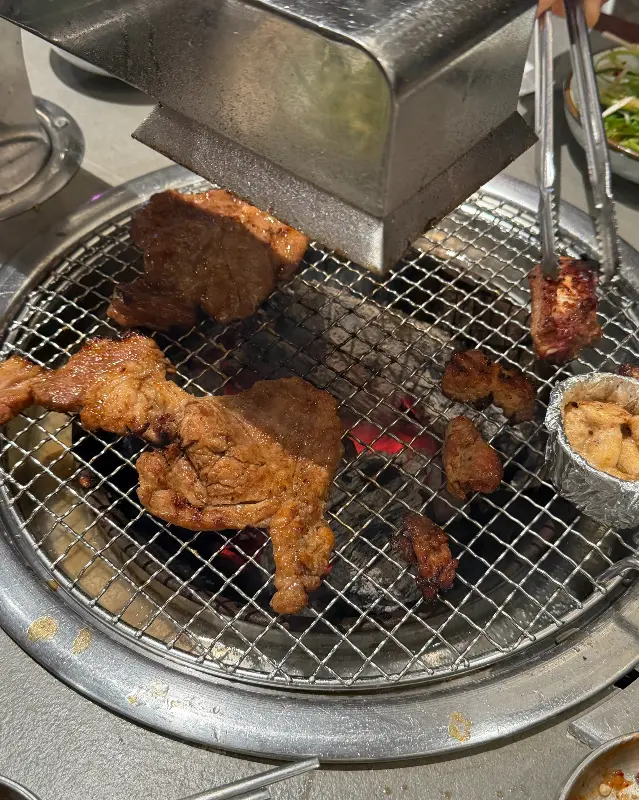 숯불 위에서 익어가는 돼지갈비