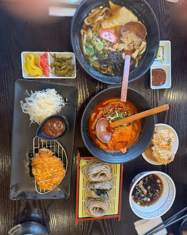 한 상 가득 차려진 메뉴들