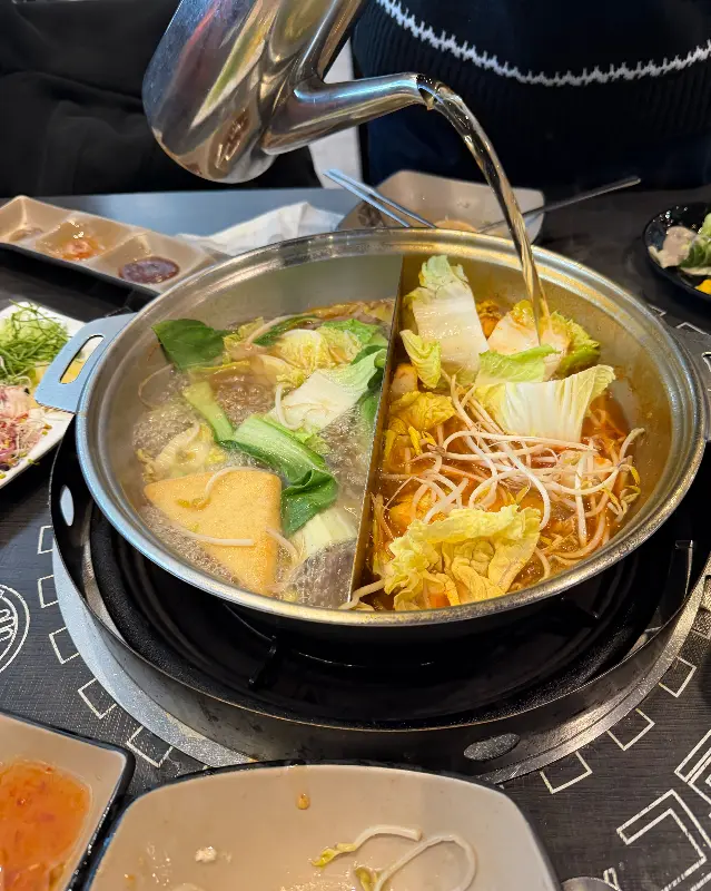 반반 육수 샤브샤브