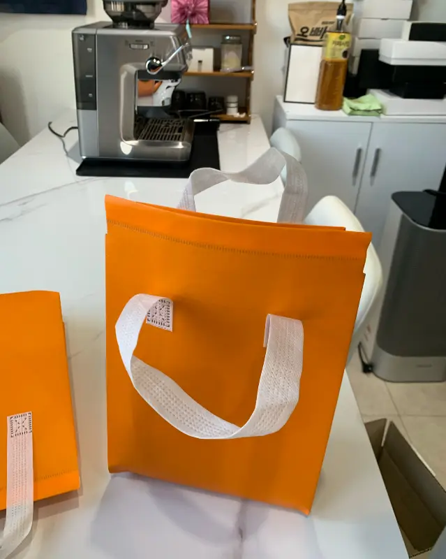 선물 포장된 디저트