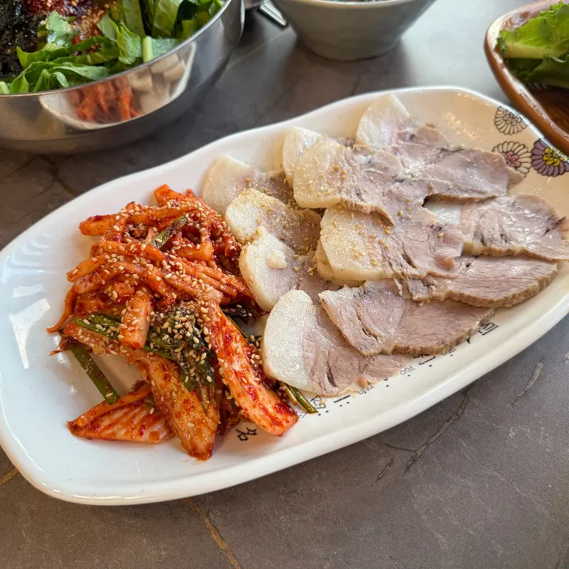 윤기가 흐르는 보쌈과 열무김치의 황홀한 만남