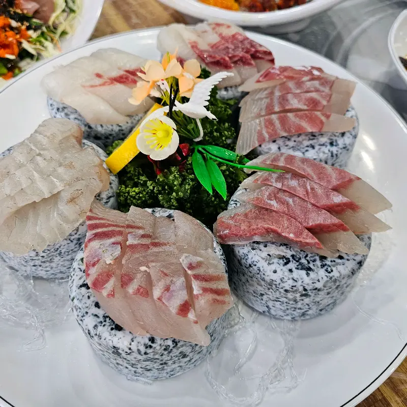 신선함이 느껴지는 자연산 모듬회