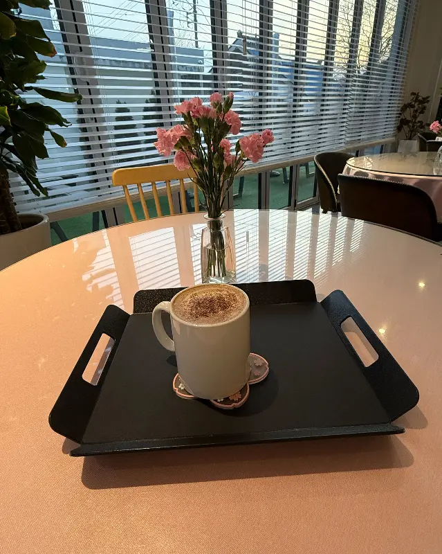 쟁반 위에 놓인 대추차가 담긴 찻잔