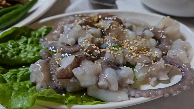 참깨가 솔솔 뿌려진 싱싱한 낙지