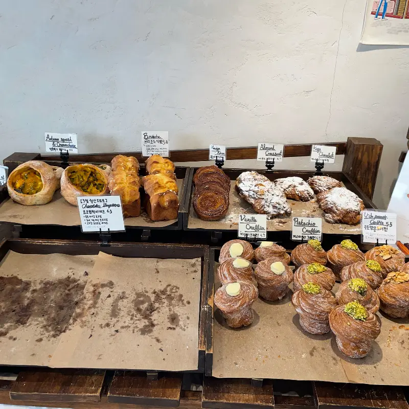 다양한 종류의 빵들이 진열된 모습
