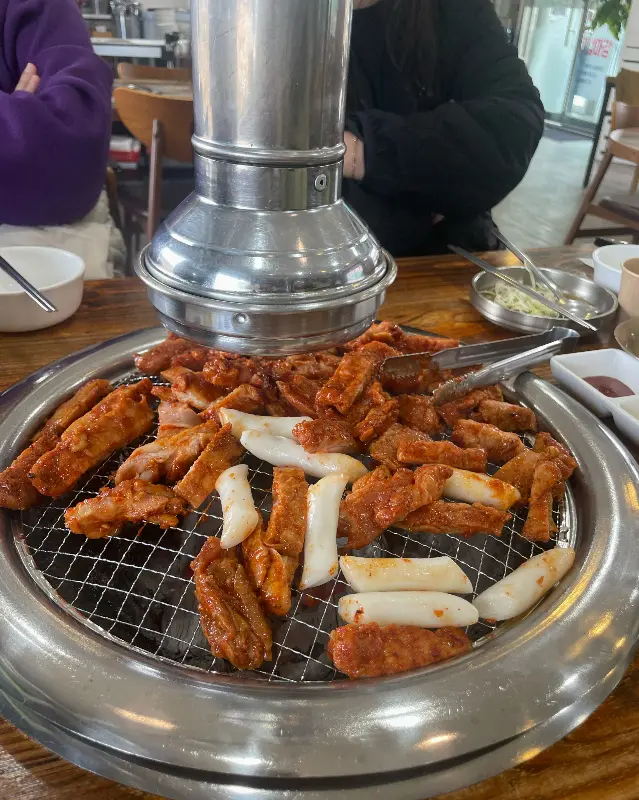 맛있게 익어가는 닭갈비