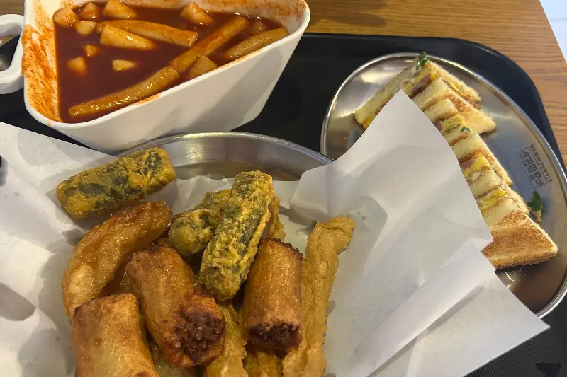 신전떡볶이, 튀김, 토스트의 조화