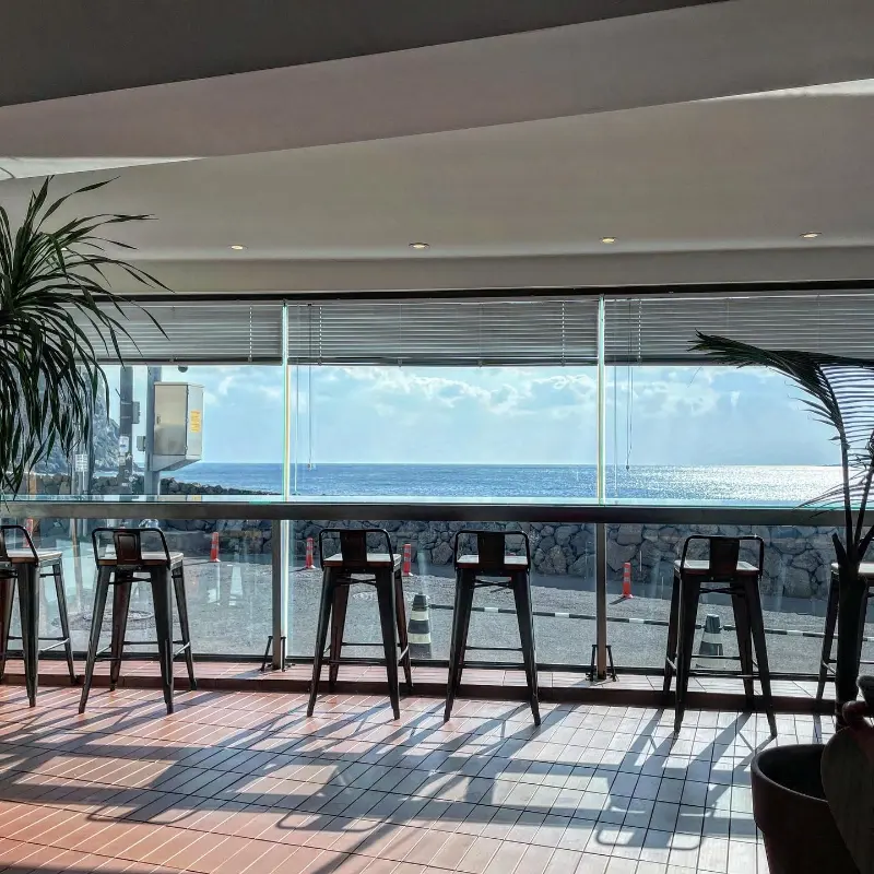 창밖으로 보이는 바다 풍경