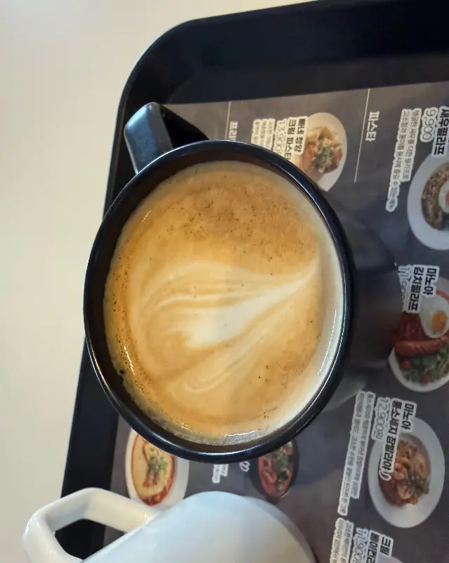 더 노벰버 라운지 라떼