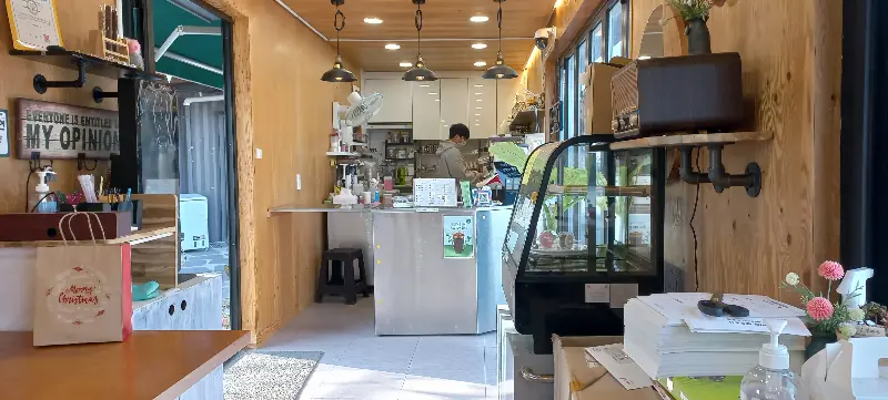 카페 내부: 카운터와 테이블이 편안한 분위기를 연출한다.