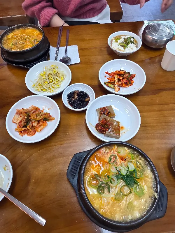 다양한 밑반찬과 찌개