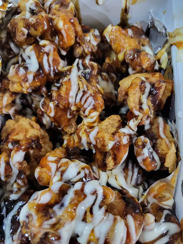 달콤한 소스가 듬뿍 뿌려진 치킨