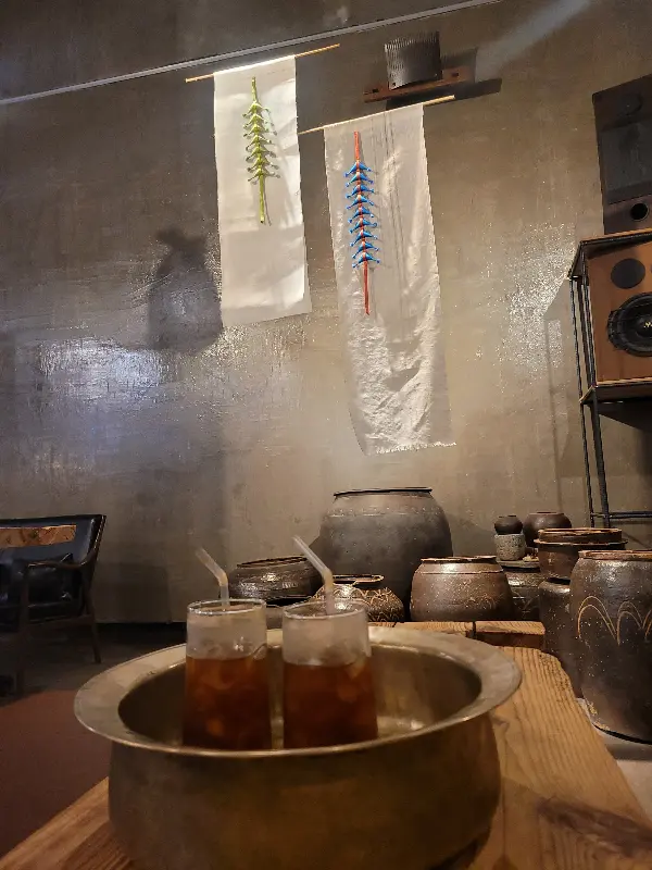 전통적인 소품: 옹기 항아리와 덮개가 한국적인 정취를 더한다.