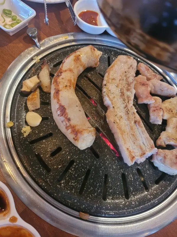 불판 위에서 익어가는 막창과 마늘