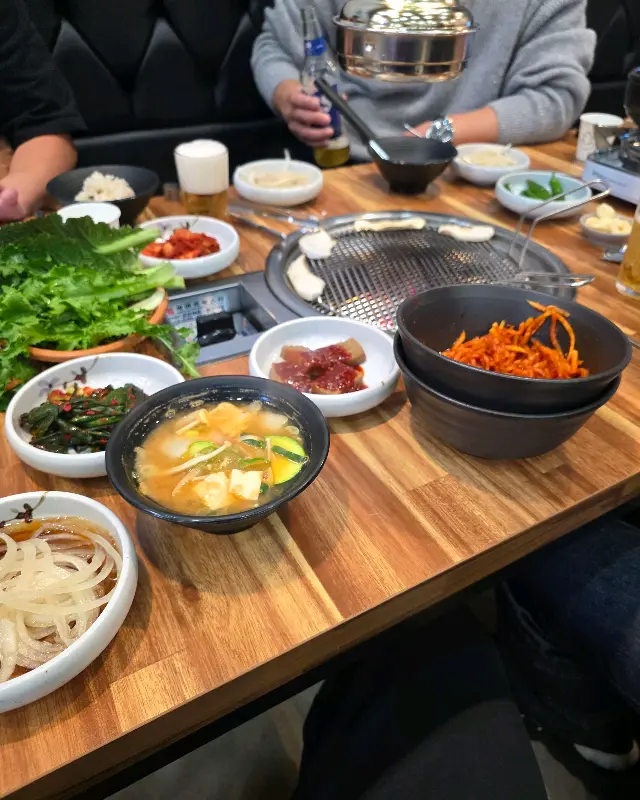 다양한 쌈 채소와 곁들여 먹는 돼지갈비