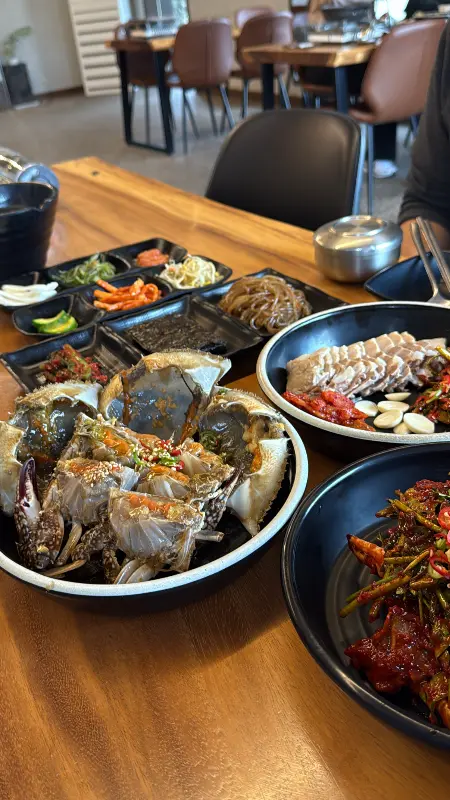 깔끔하고 넓은 꽃게옥 내부