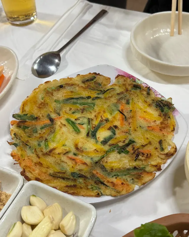 노릇노릇 잘 구워진 김치전