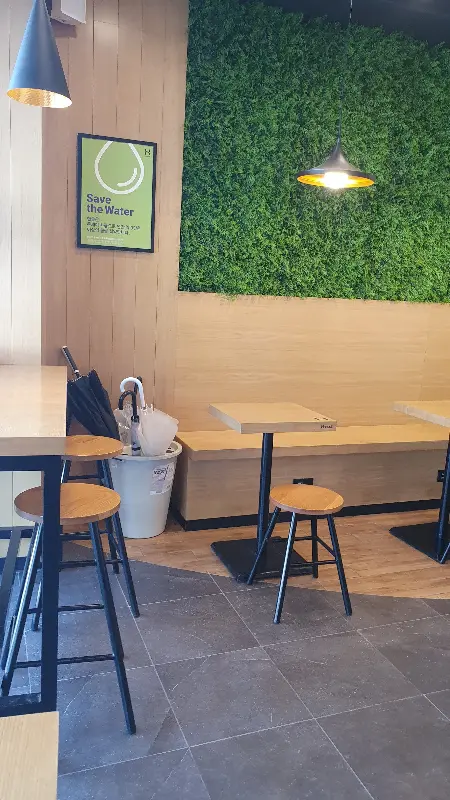 초록색 인조 식물로 장식된 벽면