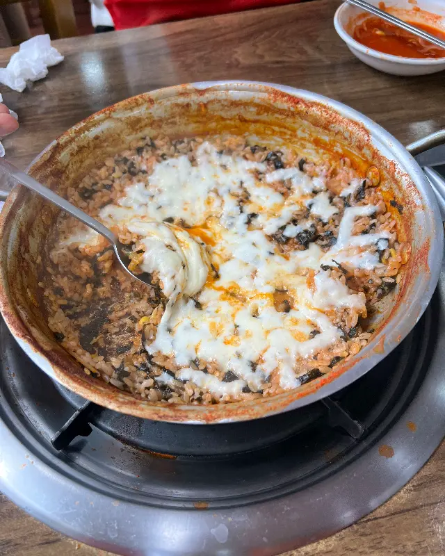 볶음밥 위에 치즈가 올려진 모습